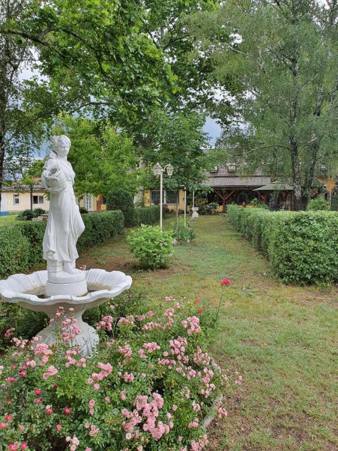 Platan Szallashely Hotel Sandorfalva Luaran gambar
