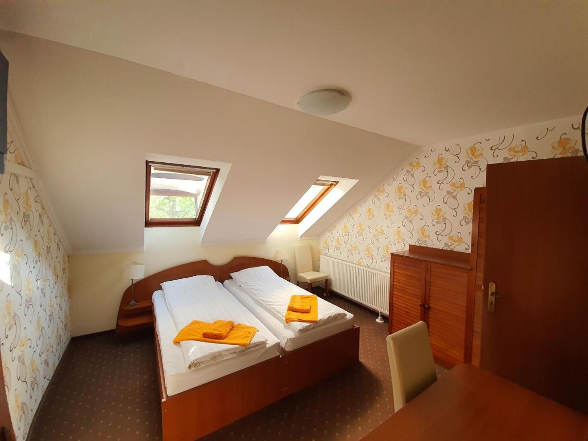 Platan Szallashely Hotel Sandorfalva Luaran gambar