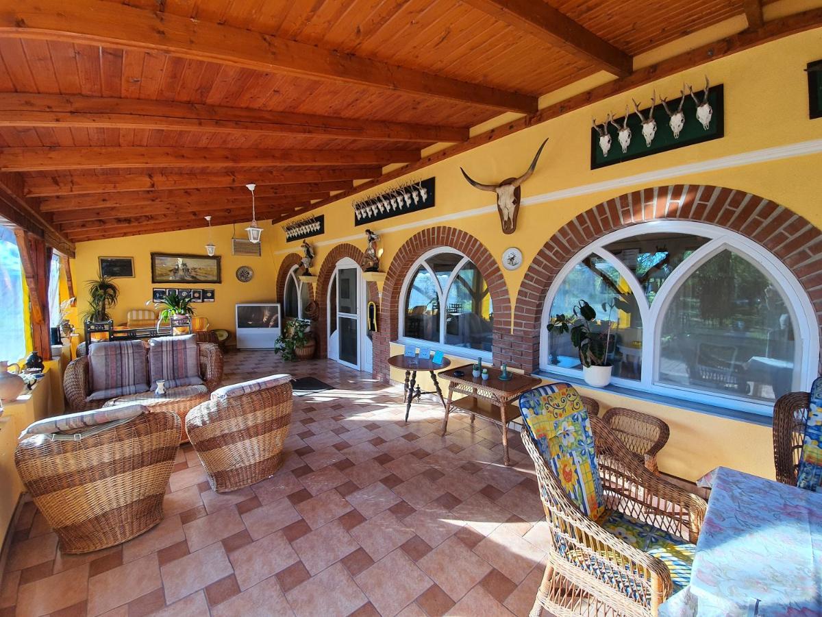 Platan Szallashely Hotel Sandorfalva Luaran gambar