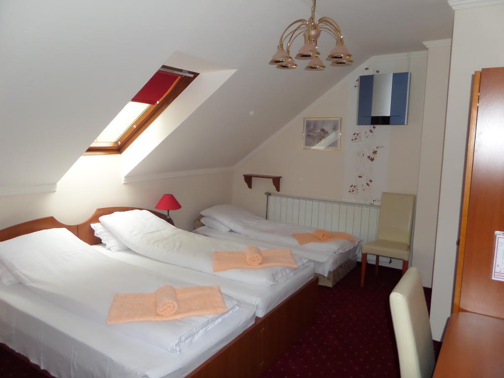 Platan Szallashely Hotel Sandorfalva Bilik gambar