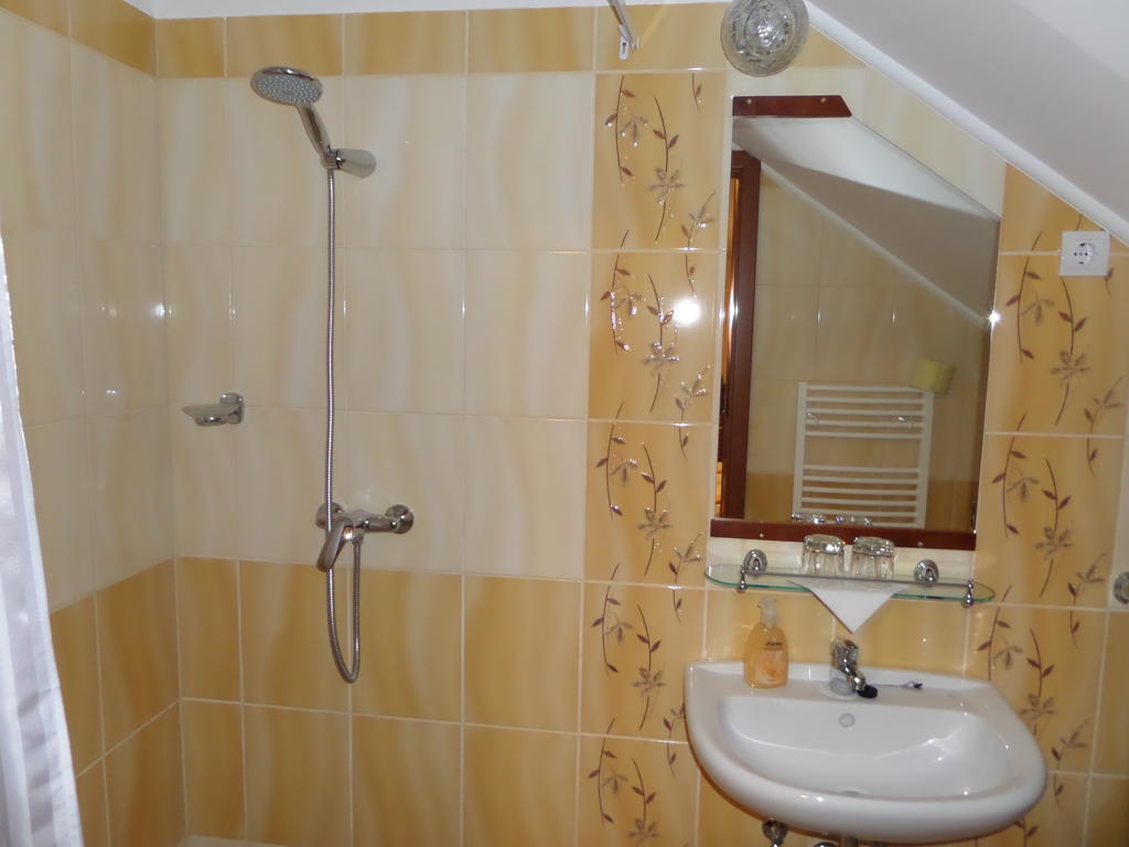 Platan Szallashely Hotel Sandorfalva Bilik gambar